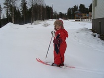 Maija hiihtää äitienpäivänaattona 2005